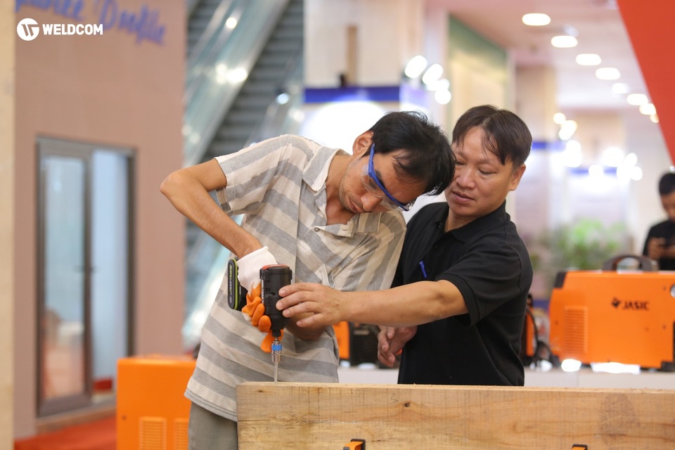 Gian hàng Weldcom tại triển lãm quốc tế VietBuild thu hút đông đảo khách hàng - 4 Gian hàng Weldcom tại triển lãm quốc tế VietBuild thu hút đông đảo khách hàng - 4