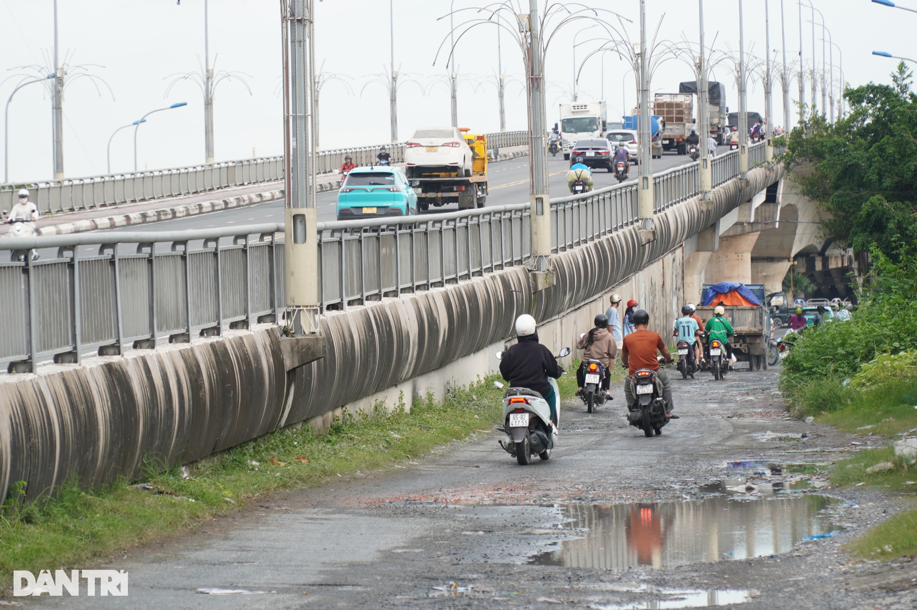 View - Đoạn đường lồi lõm như mặt trăng, làm 15 năm không xong ở trung tâm Cần Thơ | Báo Dân trí