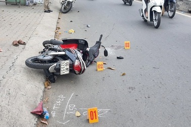 Ngã xe do bị giật túi xách, chồng hôn mê, vợ gãy tay