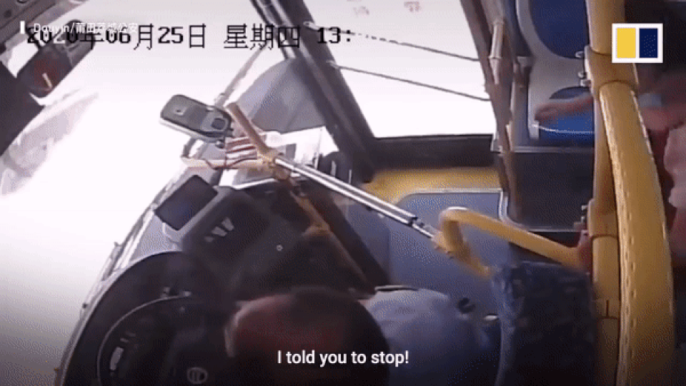 Khách Trung Quốc giằng vô lăng, đạp cửa xe bus vì lỡ chuyến - 2 Khách Trung Quốc giằng vô lăng, đạp cửa xe bus vì lỡ chuyến - 2