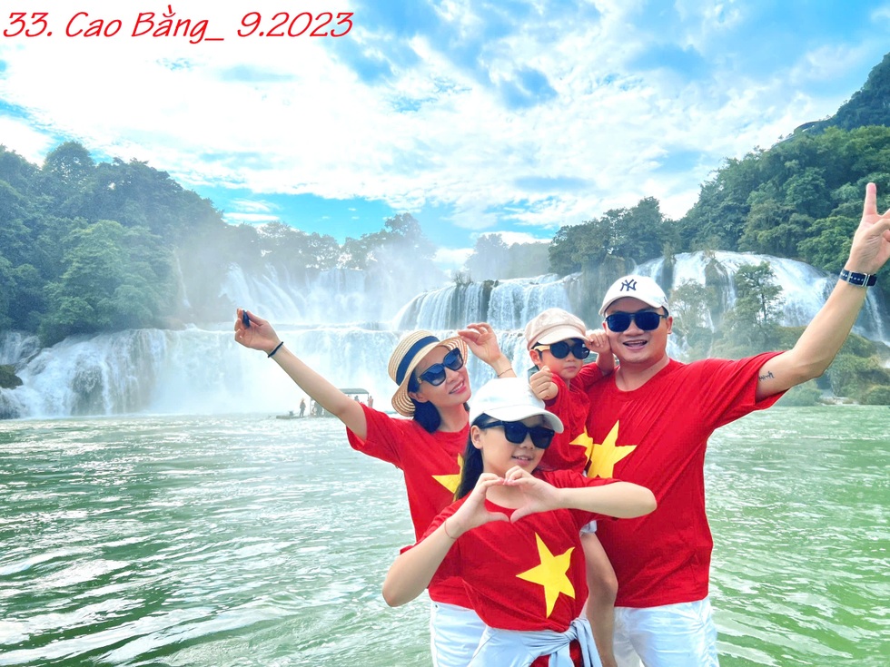 Gia đình ở Hà Nội mặc áo cờ đỏ sao vàng đi khắp Việt Nam chụp ảnh - 8 Gia đình ở Hà Nội mặc áo cờ đỏ sao vàng đi khắp Việt Nam chụp ảnh - 8