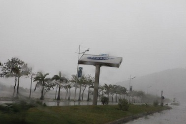 Chùm ảnh: Mạo hiểm đón bão