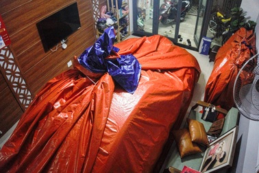 Người dân mua bạt bọc ô tô BMW, đưa xe máy lên tầng cao tránh ngập lụt