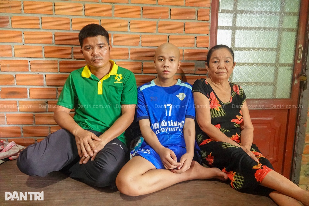 Vợ bỏ, người chồng nghèo cầu xin giúp con trai bị ung thư phải cắt bỏ chân - 1 Vợ bỏ, người chồng nghèo cầu xin giúp con trai bị ung thư phải cắt bỏ chân - 1
