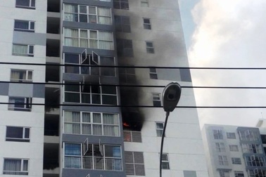 Cháy chung cư Hưng Phát, cư dân hốt hoảng tháo chạy