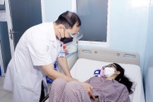 Đuổi theo tên cướp điện thoại, nữ sinh viên gặp tai nạn vỡ lách nguy kịch