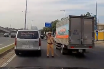 "Khôn lỏi" chuyển làn vượt ẩu, tài xế gặp ngay CSGT