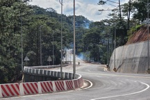 Vì sao các trụ đèn ở đèo Prenn... lơ lửng trên mặt đất?