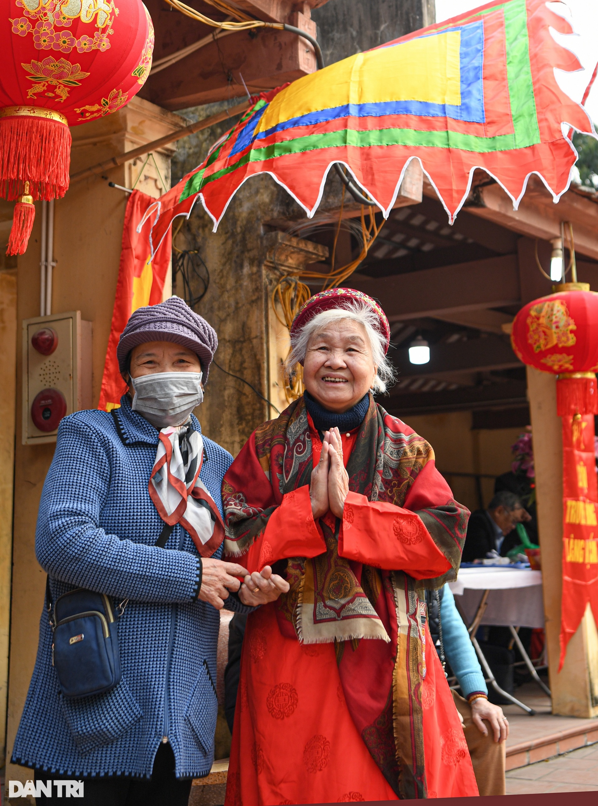 Cả làng chung tay giã gạo, thổi lửa thi nấu cơm giữa sân đình ở Hà Nội - 2 Cả làng chung tay giã gạo, thổi lửa thi nấu cơm giữa sân đình ở Hà Nội - 2
