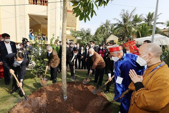 Tổng Bí thư Nguyễn Phú Trọng và các đại biểu trồng cây lưu niệm tại xã Yên Sở, huyện Hoài Đức.