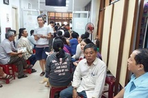 Chen chân xếp hàng đăng ký học thêm hè cho con