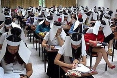 Sinh viên Thái Lan che mắt để chống “quay” bài