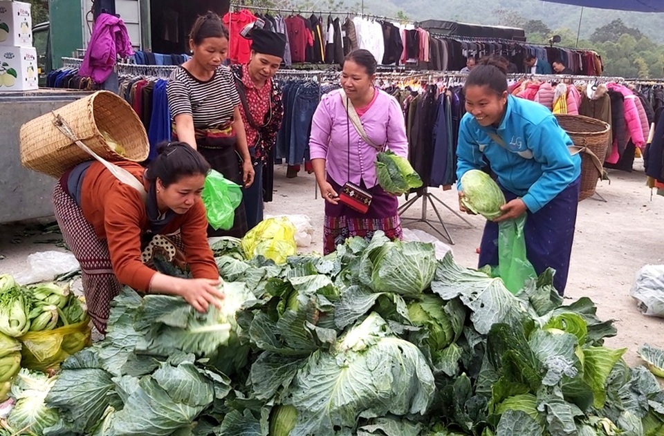 Độc đáo phiên chợ vùng biên những ngày cận Tết - 6 Độc đáo phiên chợ vùng biên những ngày cận Tết - 6
