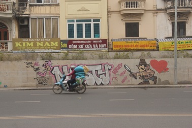 Hà Nội: Đoạn đường hơn 300 tỷ vừa thông xe đã bị bôi bẩn