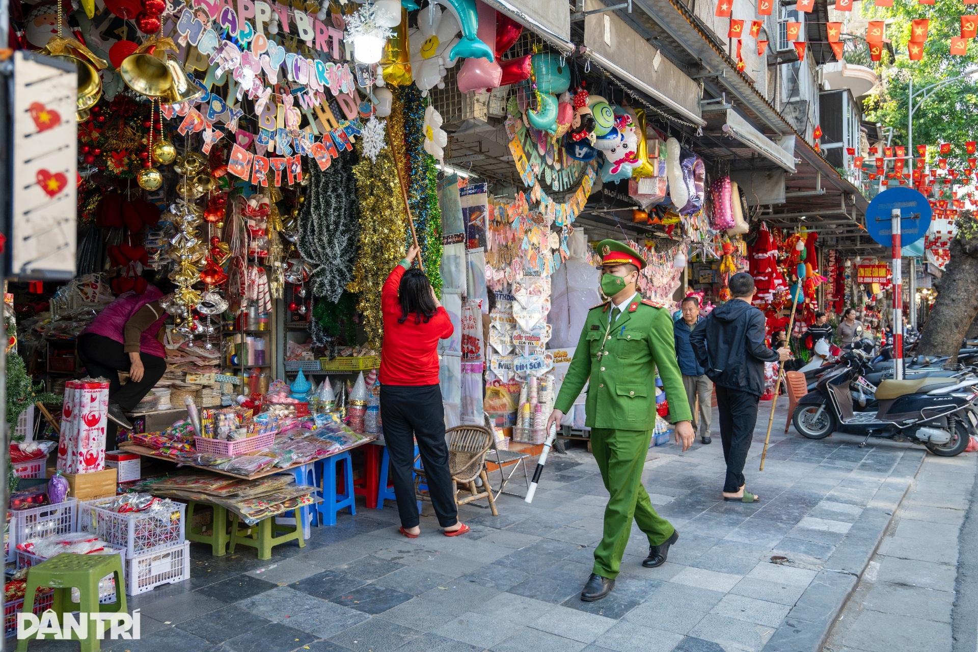 Công an Hà Nội ra quân dẹp vỉa hè, thí điểm mô hình phường kiểu mẫu - 2