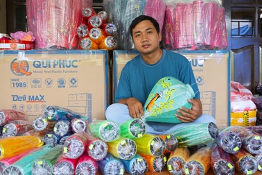 Ông chủ chuỗi cà phê tại TPHCM bỏ về quê làm đèn lồng bán khắp thế giới