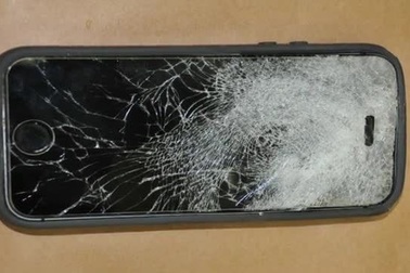 iPhone đóng vai “người hùng”, đỡ đạn cứu chủ nhân