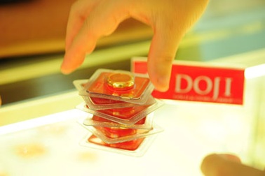 "Vàng tấn" tung ra, thị trường giảm giá