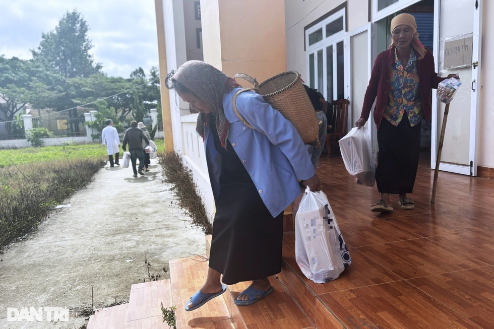 Chuyện đau lòng của những phụ nữ ẵm theo trẻ tay chân co quắp, mắt vô hồn - 11