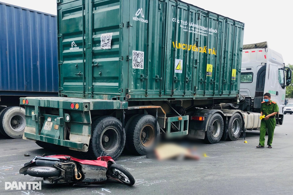 Xe đầu kéo cán chết người giữa ngã tư - 1 Xe đầu kéo cán chết người giữa ngã tư - 1