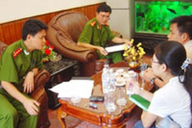 Loại ngũ cảnh sát còng tay phóng viên 