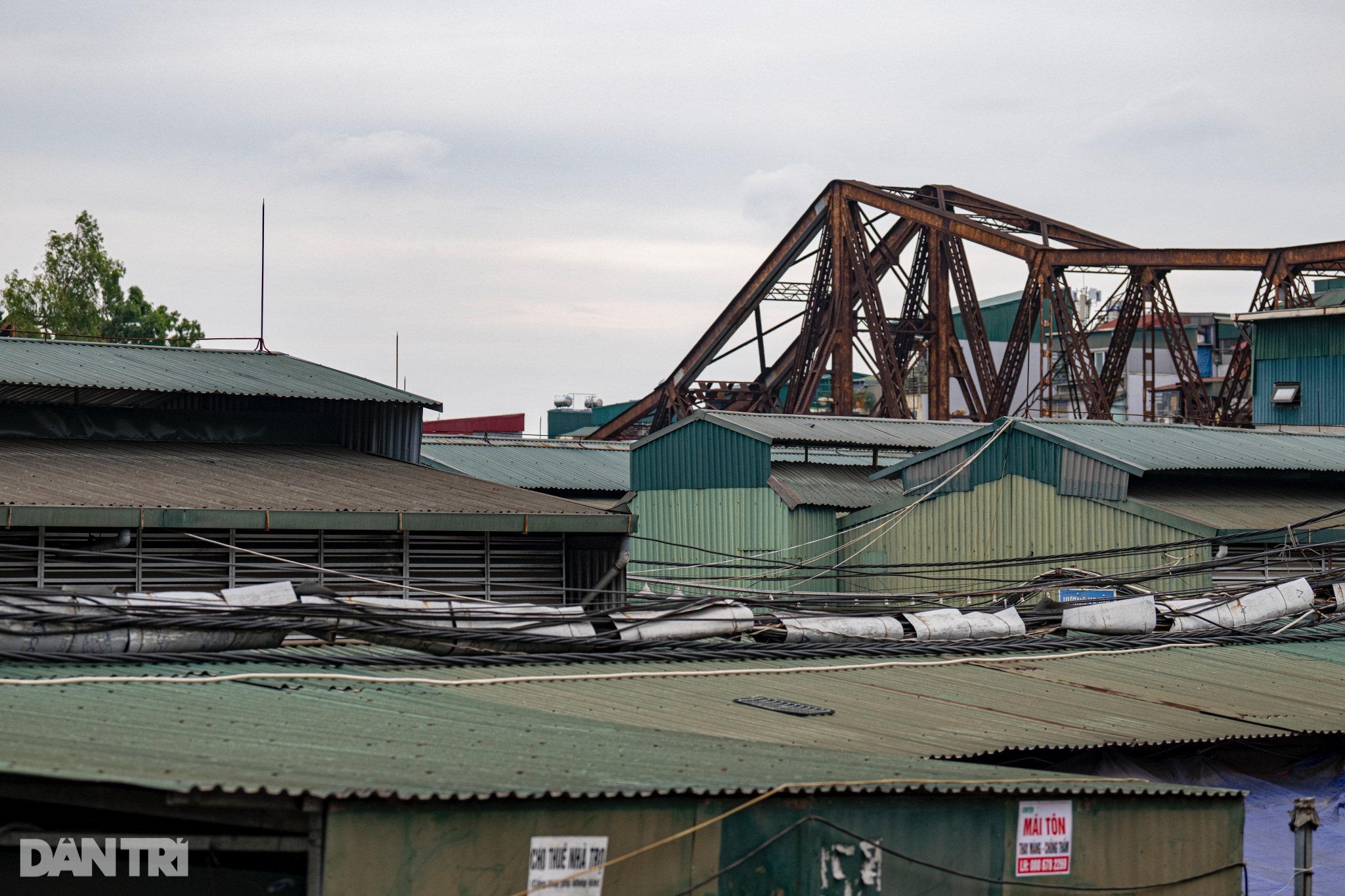 View - Hiện trạng chợ Long Biên xuống cấp, chờ ngày TP Hà Nội cải tạo | Báo Dân trí