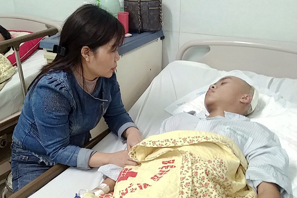 Người mẹ đi rửa bát, phụ việc để chạy chữa bệnh u não cho con - 1