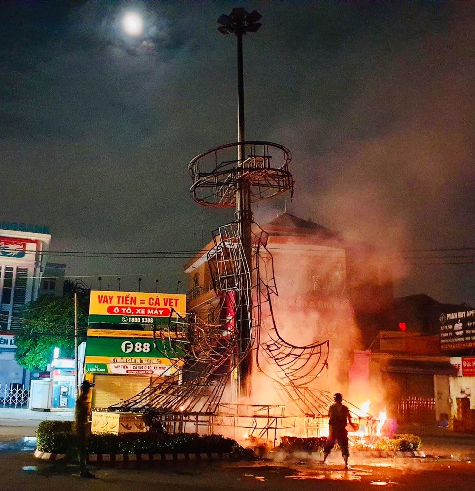 Cột đèn trang trí giữa vòng xoay bốc cháy dữ dội trong đêm - 3