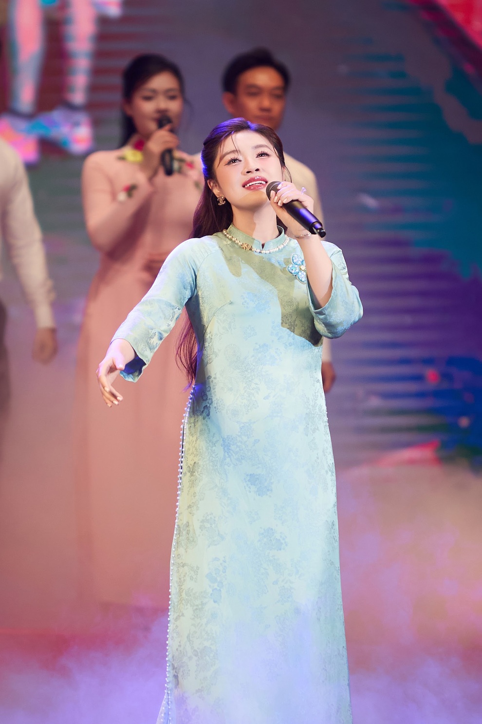 Sao mai Nguyễn Thu Hằng tự hào thể hiện ca khúc tri ân những người làm báo - 2 Sao mai Nguyễn Thu Hằng tự hào thể hiện ca khúc tri ân những người làm báo - 2