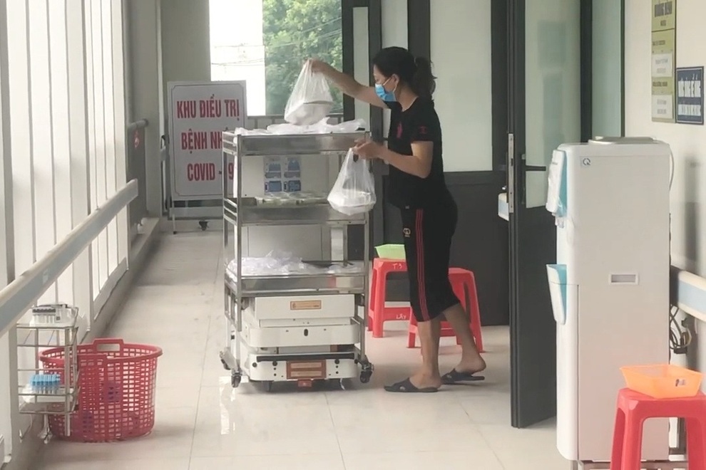 Xem robot đưa cơm, phát thuốc cho bệnh nhân Covid-19 ở tâm dịch Bắc Giang - 2 Xem robot đưa cơm, phát thuốc cho bệnh nhân Covid-19 ở tâm dịch Bắc Giang - 2
