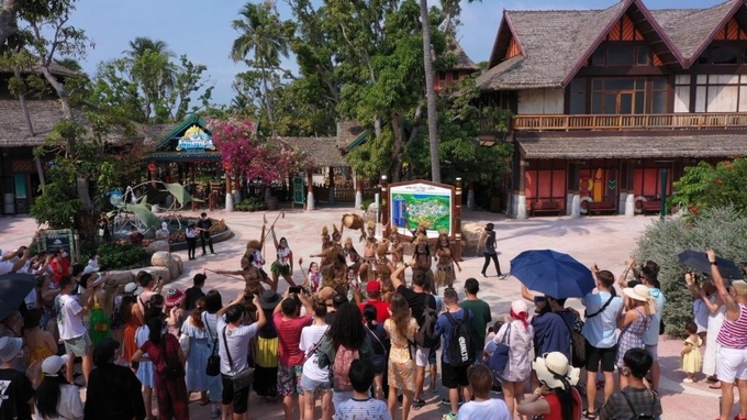 Khách du lịch đến với đảo ngọc - Phú Quốc.