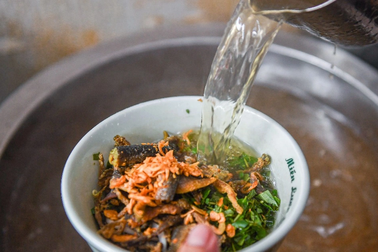 Quán miến lươn 4 đời ở Hà Nội bán 400 bát mỗi ngày