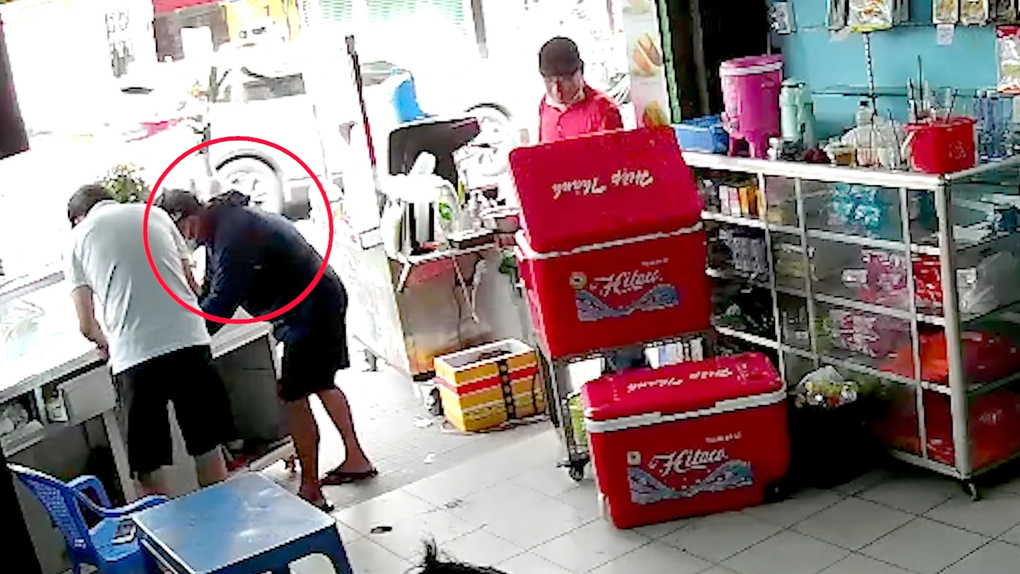 Điều tra vụ người đàn ông lấy tài sản trong tiệm vé số ở TPHCM - 1 Điều tra vụ người đàn ông lấy tài sản trong tiệm vé số ở TPHCM - 1