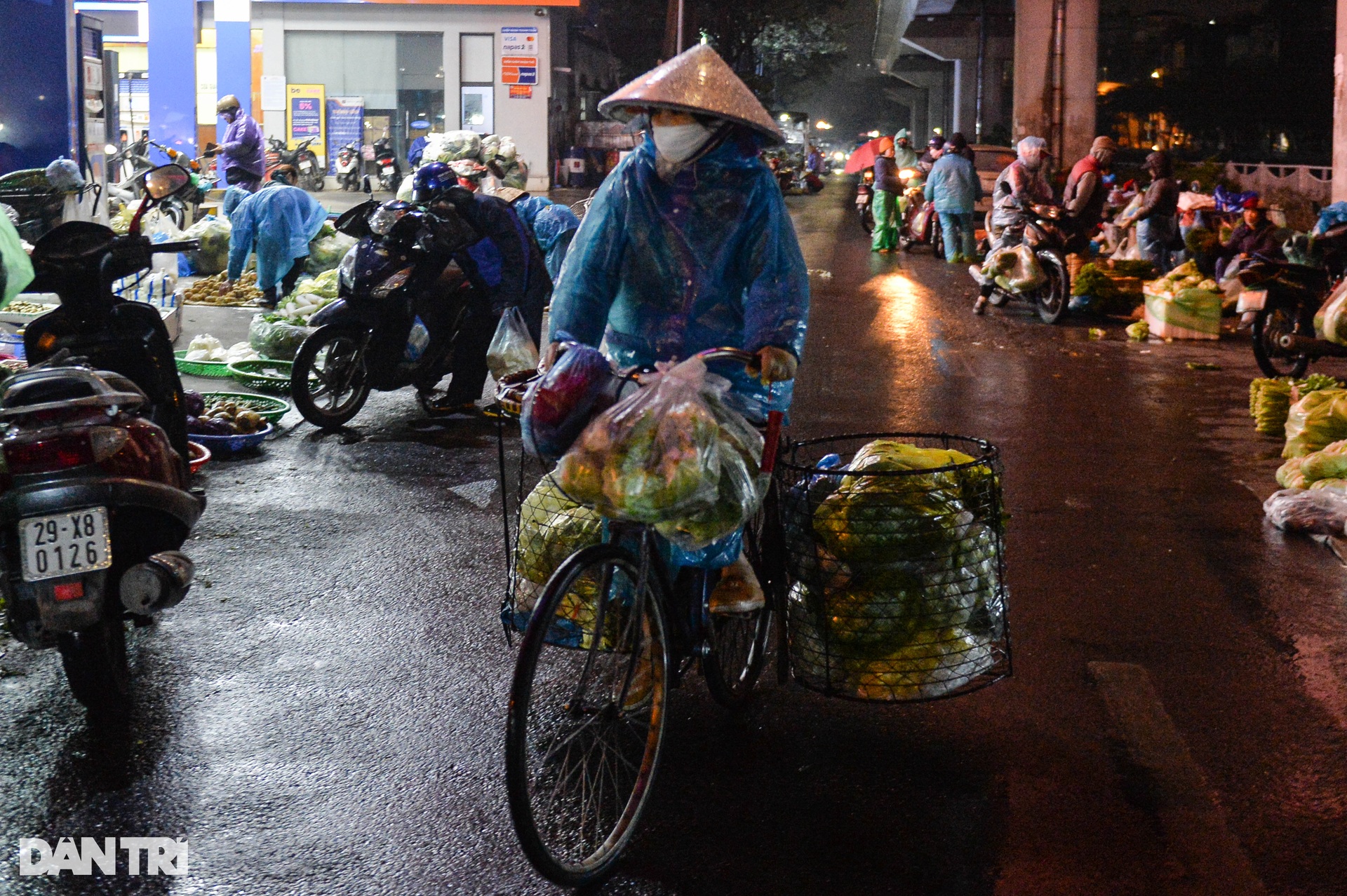 Chợ đầu mối rau củ ở Hà Nội ngày giáp Tết mưa lạnh thấu xương - 13 Chợ đầu mối rau củ ở Hà Nội ngày giáp Tết mưa lạnh thấu xương - 13