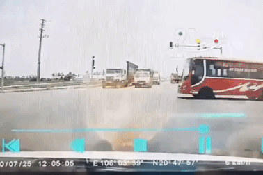 Xe đầu kéo va chạm cực mạnh với xe khách, 2 người tử vong