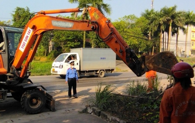 Lực lượng Thanh tra GTVT Hà Nội giải tỏa các trường hợp sử dụng trái phép đất của hành lang đường bộ ở đoạn đường ngoài đô thị làm nơi tập kết cây cảnh, trồng cây trên tuyến đường Hồ Chí Minh và Quốc lộ 21A