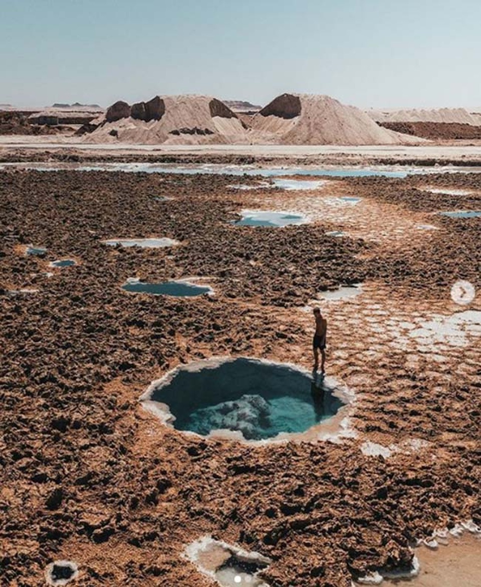 Ao muối ở ốc đảo trong vắt đến mức mọi người đều có thể nổi trên mặt nước - 2