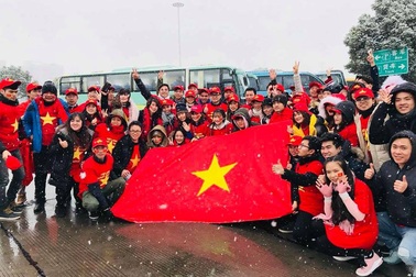 Cổ động viên Việt Nam tại Trung Quốc "cháy hết mình" trước giờ chung kết