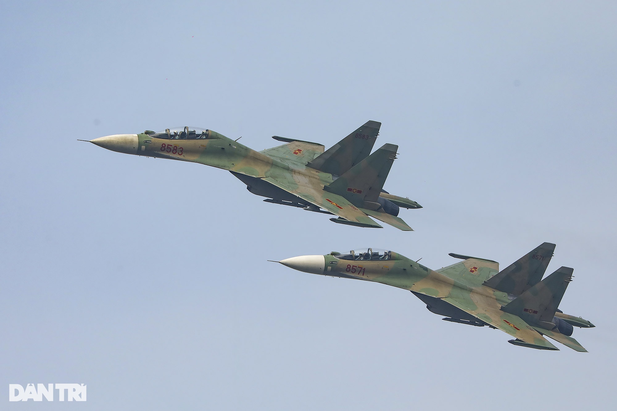 SU-30MK2 chao lượn trên bầu trời thỏa lòng mong mỏi của người dân Thủ đô - 6