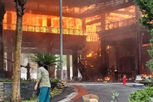 Nhà sàn tiền tỷ bốc cháy ngùn ngụt giữa trưa ở Nghệ An