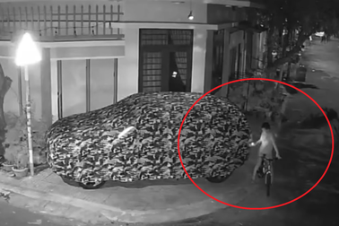 Cậu bé châm lửa đốt bạt che ô tô, suýt gây hậu quả nghiêm trọng