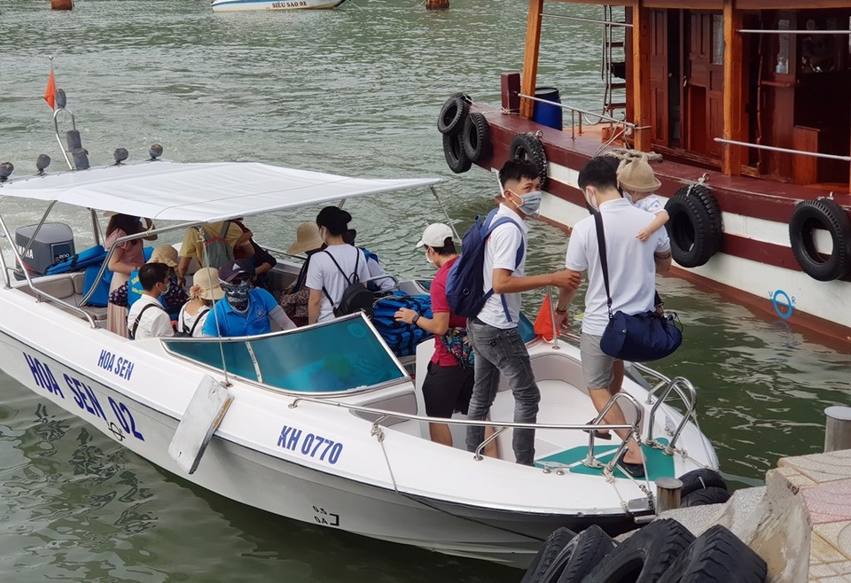 Bến tàu du lịch ở Nha Trang nhộn nhịp sau làn sóng Covid-19 lần 2 - 8 Bến tàu du lịch ở Nha Trang nhộn nhịp sau làn sóng Covid-19 lần 2 - 8