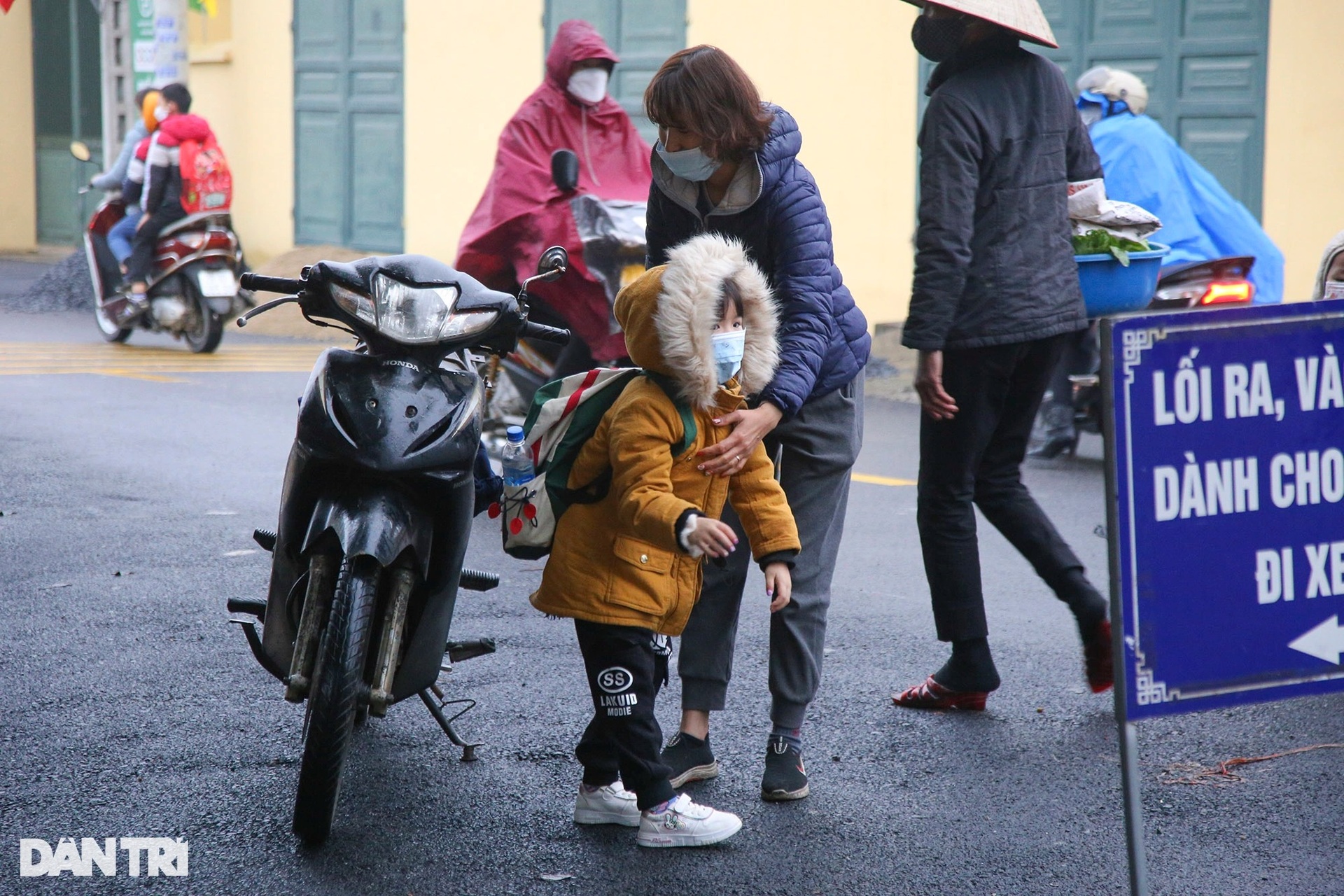 Học sinh lớp 1-6 các huyện ở Hà Nội đội mưa rét trở lại trường sau 10 tháng - 10 Học sinh lớp 1-6 các huyện ở Hà Nội đội mưa rét trở lại trường sau 10 tháng - 10