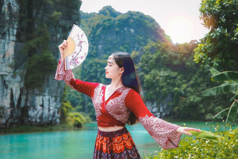 Nữ sinh trường Y đăng ảnh du lịch xinh như công chúa, hút nghìn like - 5 Nữ sinh trường Y đăng ảnh du lịch xinh như công chúa, hút nghìn like - 5