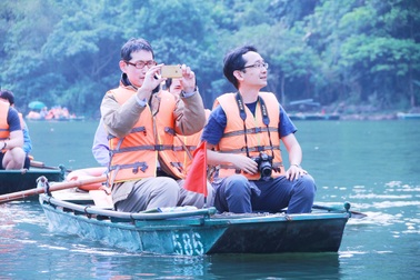 Đoàn phóng viên quốc tế trầm trồ trước vẻ đẹp của "di sản kép" Tràng An