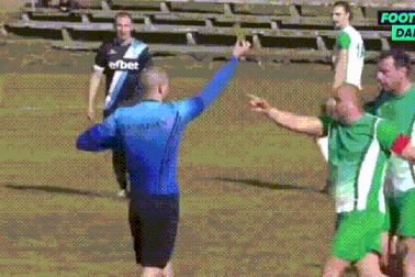 Trọng tài "chạy rẽ đất" vì bị cầu thủ đuổi đánh