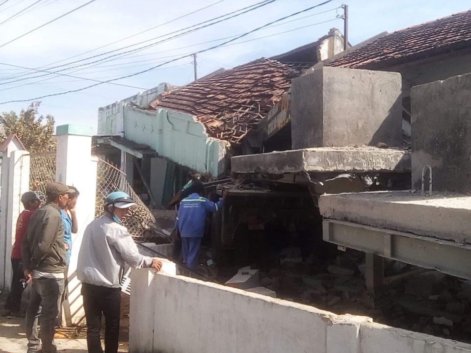 Xe tải cẩu tông sập 2 nhà dân - 5 Xe tải cẩu tông sập 2 nhà dân - 5
