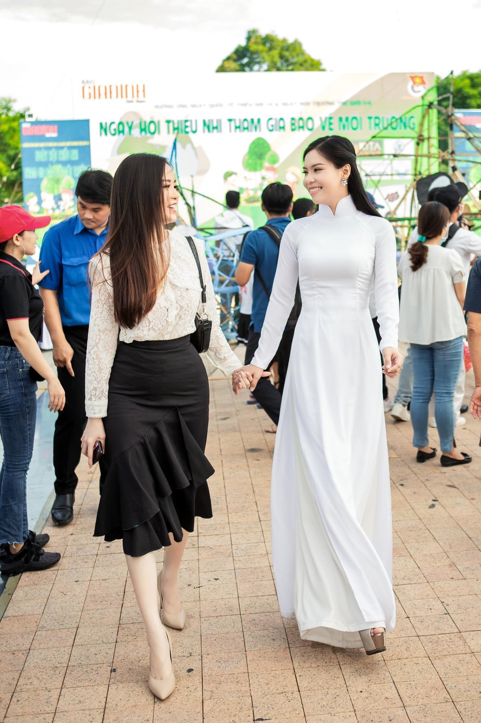Nữ dược sĩ tương lai duyên dáng cổ động ngày hội bảo vệ môi trường - 3 Nữ dược sĩ tương lai duyên dáng cổ động ngày hội bảo vệ môi trường - 3