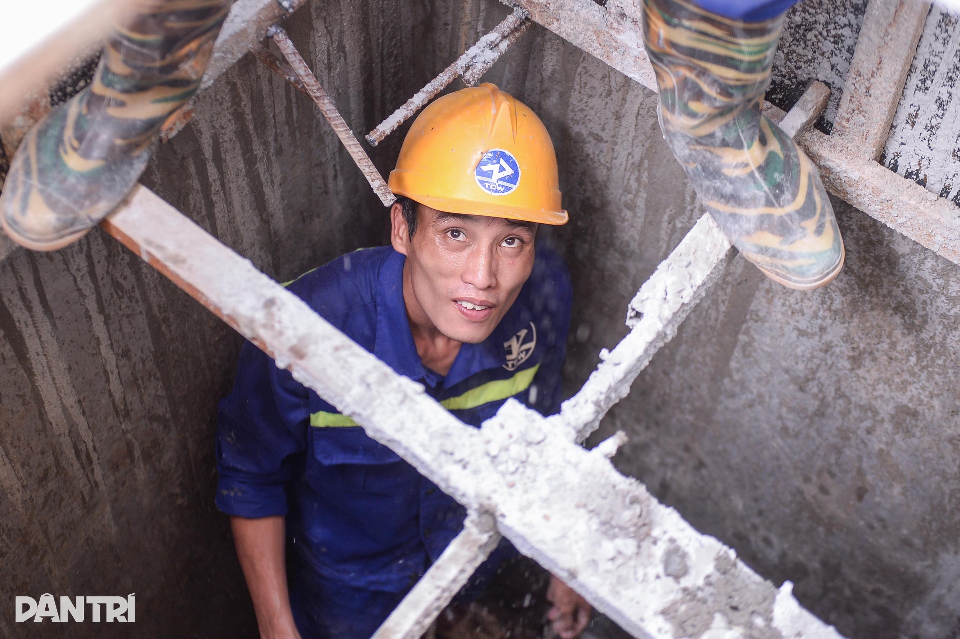 Đẫm mồ hôi mưu sinh dưới cái nắng đỉnh điểm gần 50 độ C ở Hà Nội - 10 Đẫm mồ hôi mưu sinh dưới cái nắng đỉnh điểm gần 50 độ C ở Hà Nội - 10