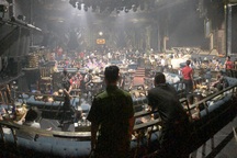 Dân chơi ném ma túy khi cảnh sát đột kích quán bar